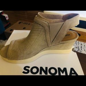 Women’s size 11 Sonoma light grey shoes